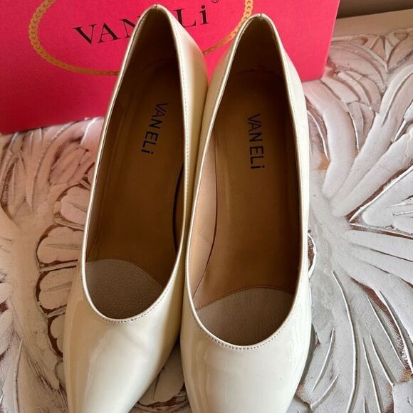 Vaneli cream patent leather pumps size 7.5 - Picture 9 of 9